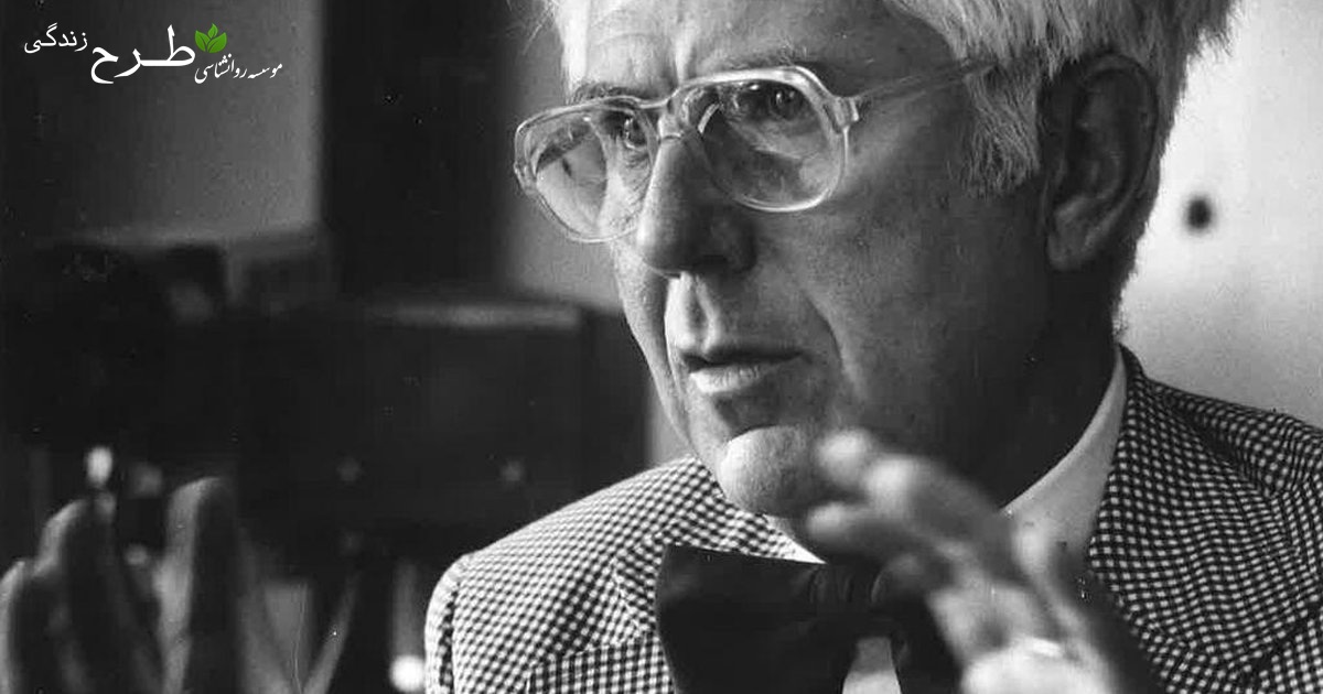 آرون تمکین بک، در ۱۸ ژوئیه ۱۹۲۱، در خانواده‌ای یهودی و مهاجر در شهر پراویدنسِ ایالت رود آیلند به دنیا آمد.