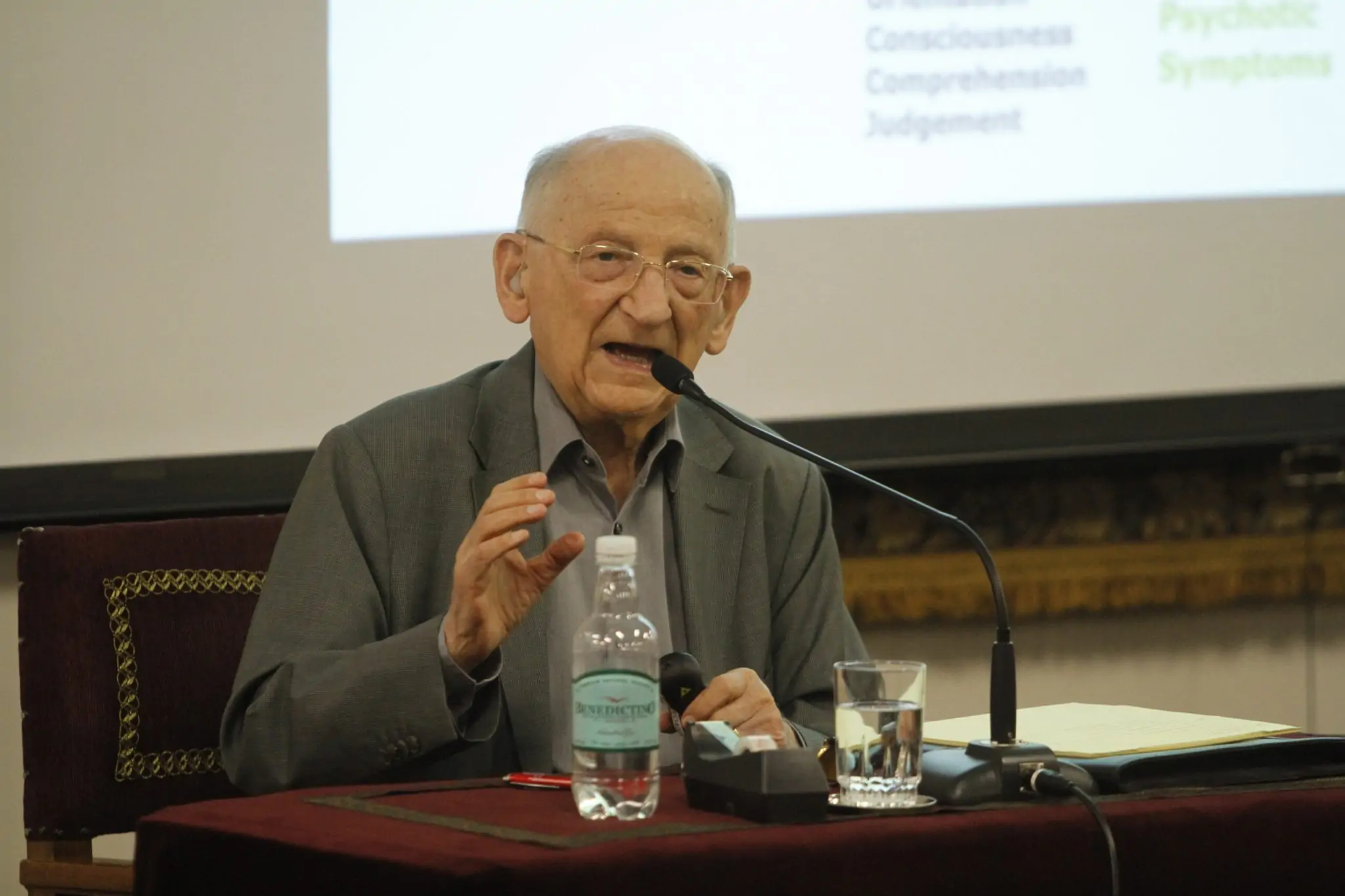 کرنبرگ بیشتر بر عوامل درونی و روانشناختی تمرکز دارد