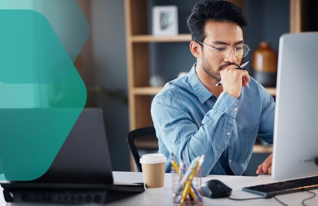 تصویر مفهومی از تفکر انتقادی در روانشناسی و تعادل میان احساسات و منطق