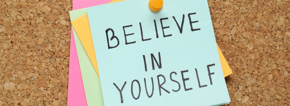 اعتماد به نفس به زبان ساده، نشان‌دهنده فردی است که با قدم‌های کوچک و تمرین‌های عملی، خودباوری خود را تقویت می‌کند