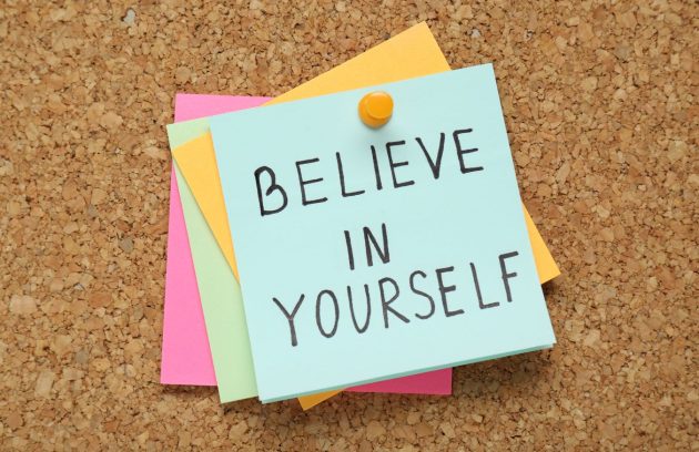 اعتماد به نفس به زبان ساده، نشان‌دهنده فردی است که با قدم‌های کوچک و تمرین‌های عملی، خودباوری خود را تقویت می‌کند