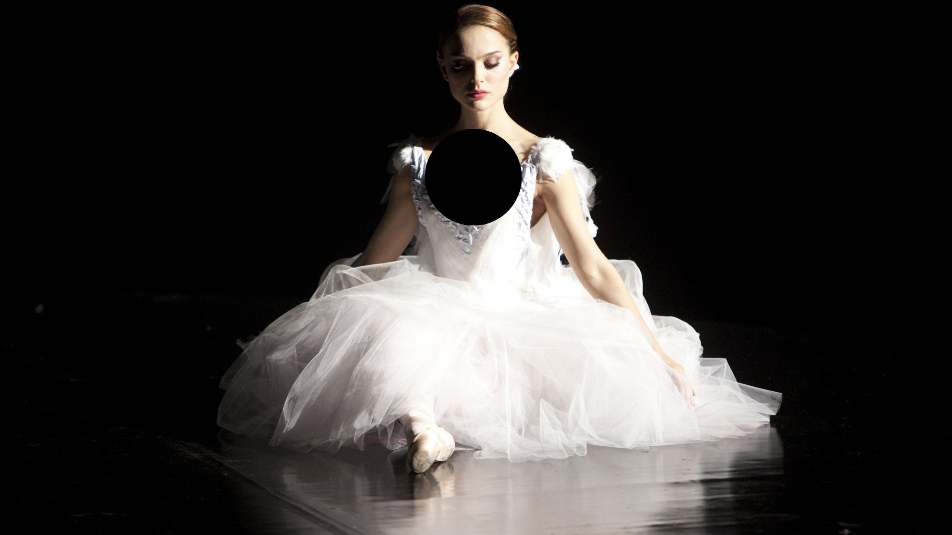 تضاد درونی نینا بین قوی سفید و قوی سیاه، نمایش روانشناسانه کشمکش هویت در فیلم