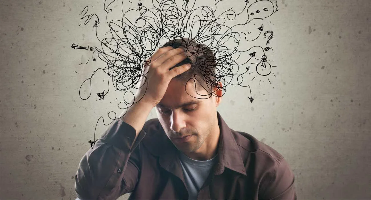 فردی در حال یادداشت‌برداری برای مدیریت افکار منفی و افزایش اعتماد به نفس