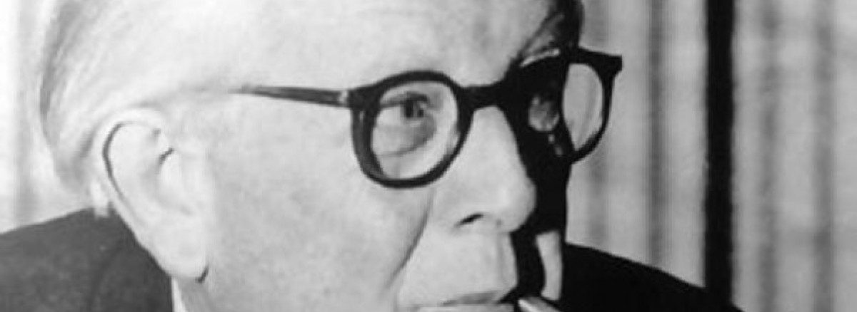 ژان پیاژه، روان‌شناس سوئیسی و بنیان‌گذار نظریه رشد شناختی کودکان، در حال سیگار کشیدن؛ تصویر نشان‌دهنده شخصیت و زندگی روزمره پیاژه، همراه با نکات مهم نظریه پیاژه