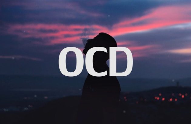 وسواس و نشخوار فکری مردی در پس زمینه و نوشته ای وسواس روی آن در فضای ابری