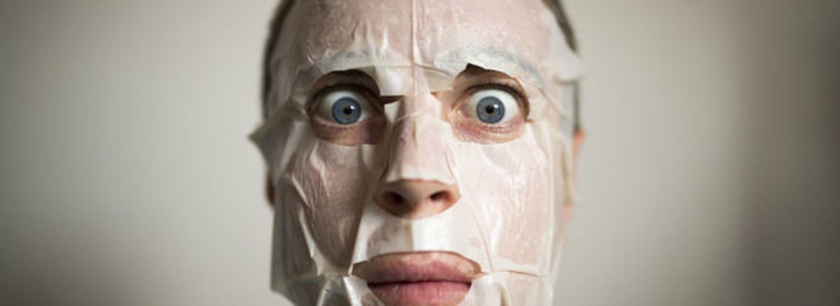 بدریخت‌انگاری بدن مردی جوان که ماسکی سفید رنگ بر روی صورت خود گذاشته