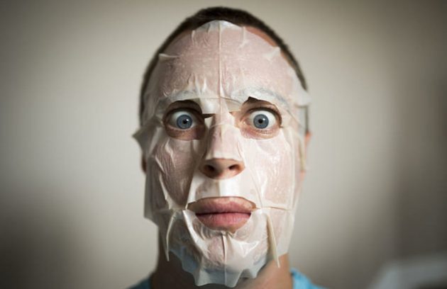 بدریخت‌انگاری بدن مردی جوان که ماسکی سفید رنگ بر روی صورت خود گذاشته