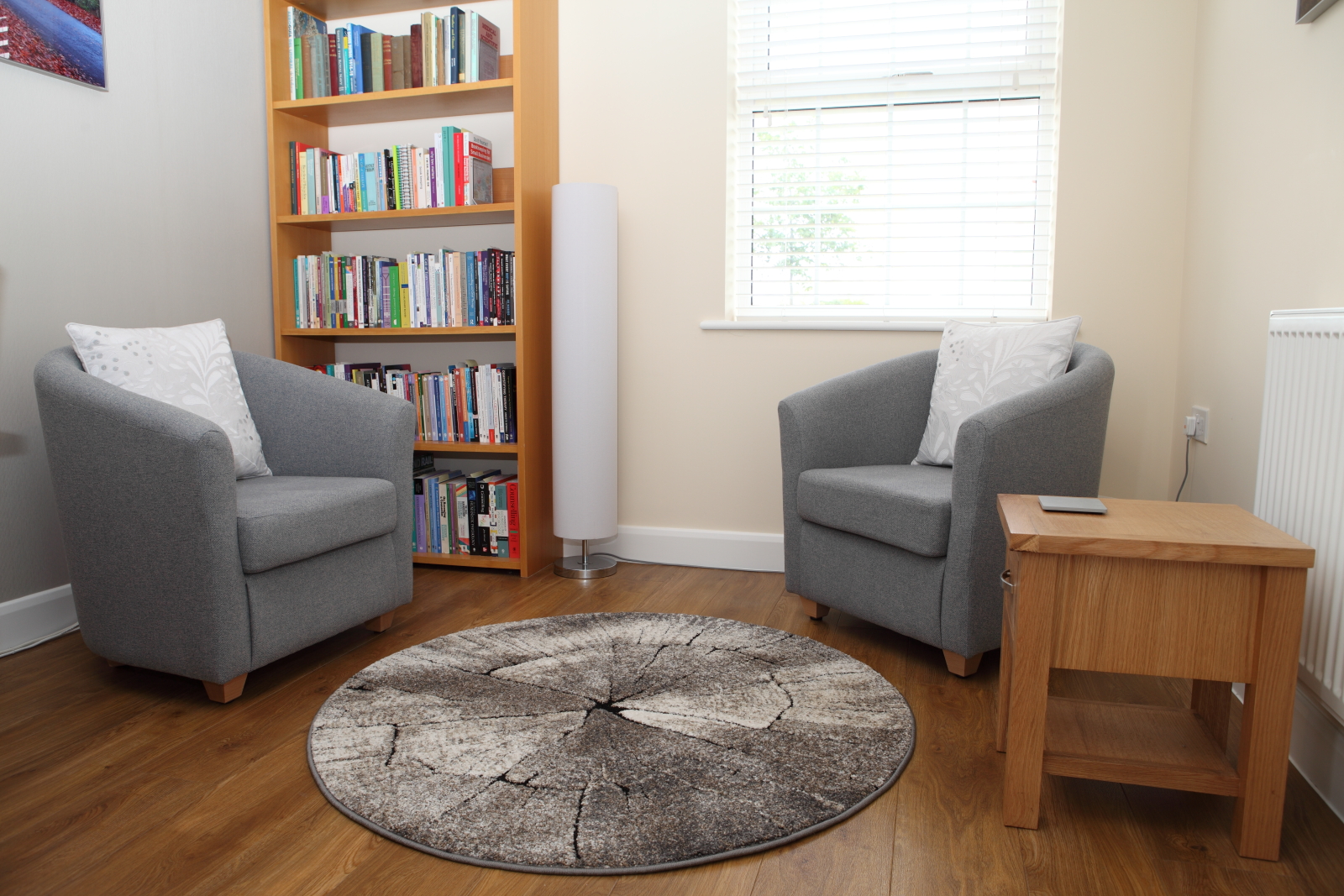 روانشناس در حال آموزش تمرین ذهن‌آگاهی به مراجع برای کاهش استرس