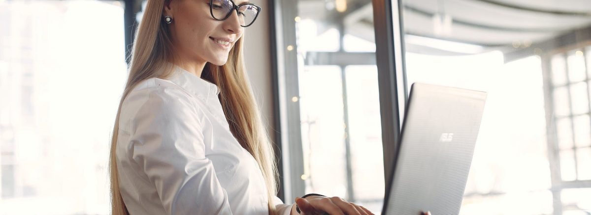 تصویر روانشناسی خانم لپ تاپ در دست ایستاده