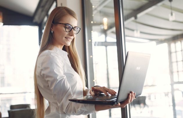 تصویر روانشناسی خانم لپ تاپ در دست ایستاده