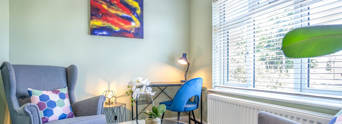 جلسه مشاوره مدرن با روانشناس و مراجع در فضایی آرام و حرفه‌ای