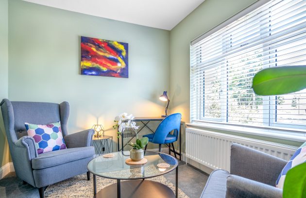 جلسه مشاوره مدرن با روانشناس و مراجع در فضایی آرام و حرفه‌ای