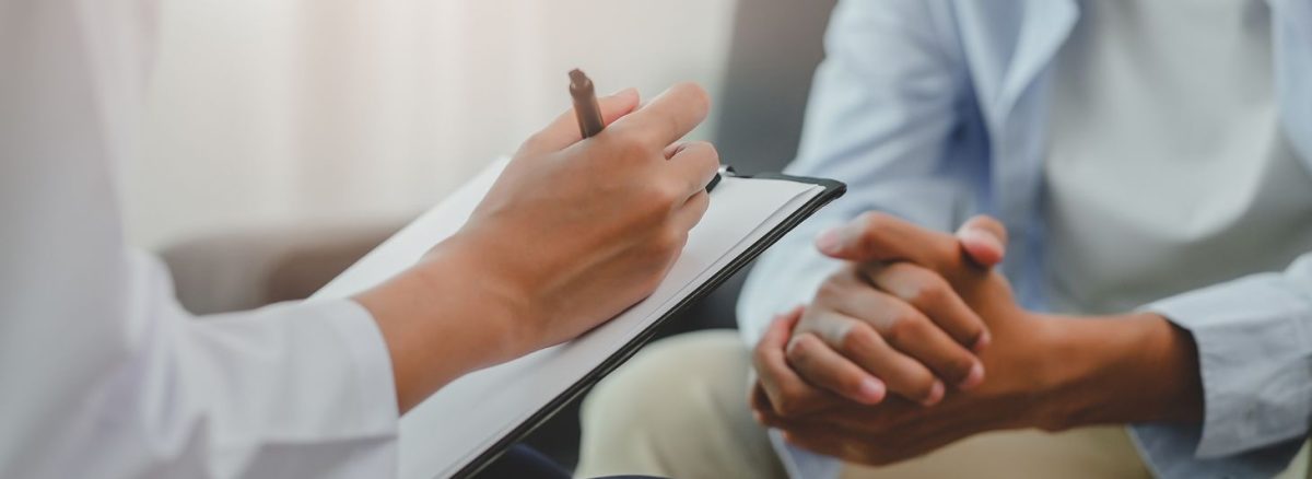 درمانگر در حال گفت‌وگوی همدلانه با مراجع در جلسه مصاحبه انگیزشی برای تقویت انگیزه درونی و تغییر رفتار