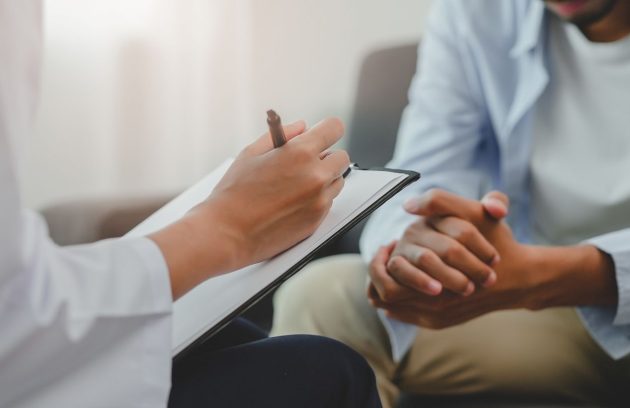 درمانگر در حال گفت‌وگوی همدلانه با مراجع در جلسه مصاحبه انگیزشی برای تقویت انگیزه درونی و تغییر رفتار