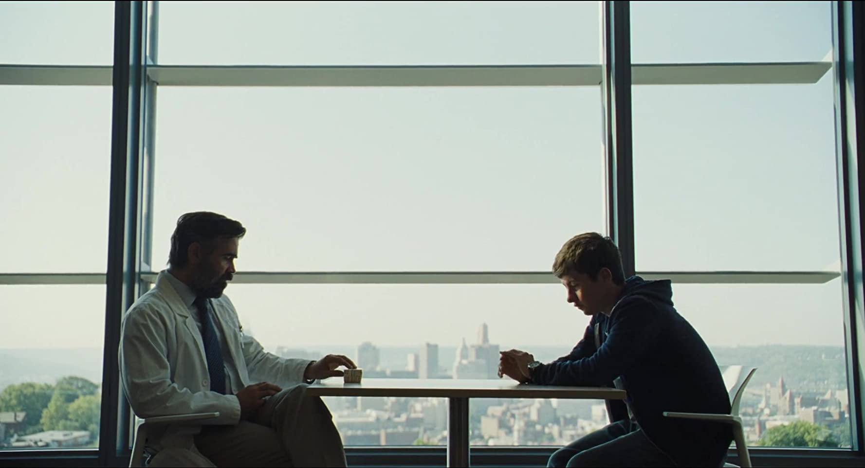 روانشناسی حضوری و آنلاین دو نفر نشسته در مکانی پشت میز یکی درمانگر و دیگری درمانجو و در حال صحبت هستند