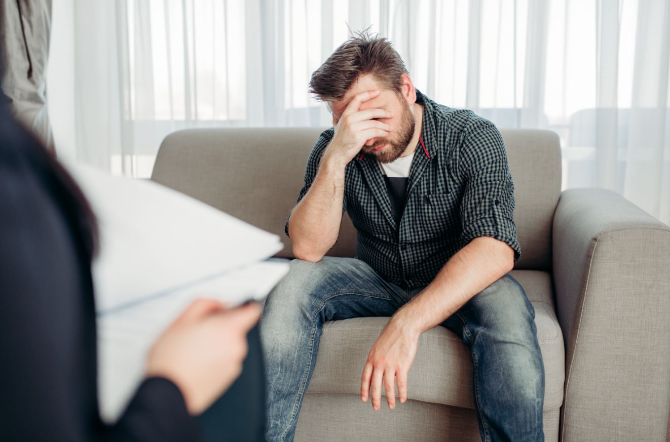 تصویر نمادین از مغز انسان و تعامل هیجانات در نظریات روان‌شناسی اضطراب