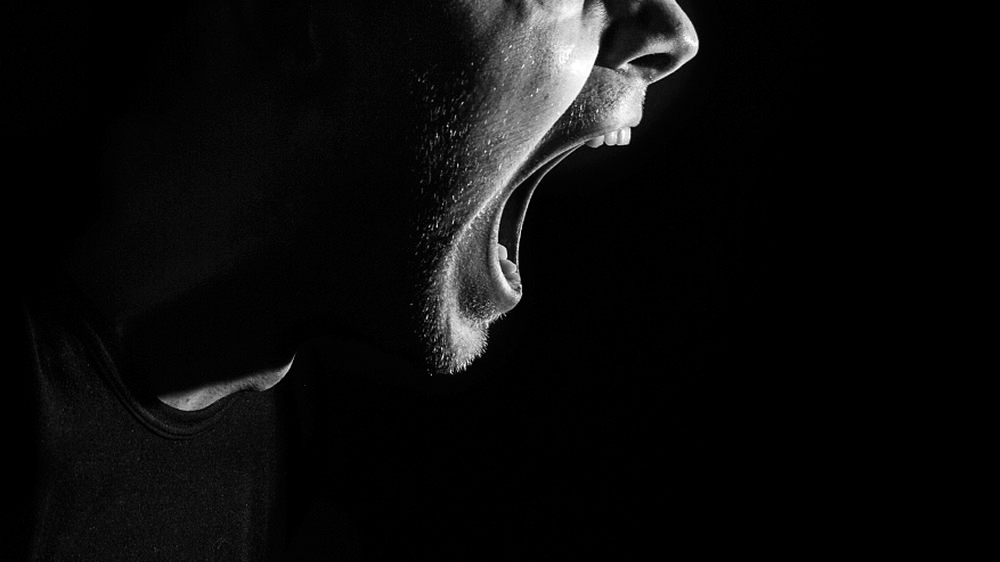 پرخاشگری همسر مردی در تاریکی در حال داد زدن است و عصبانی