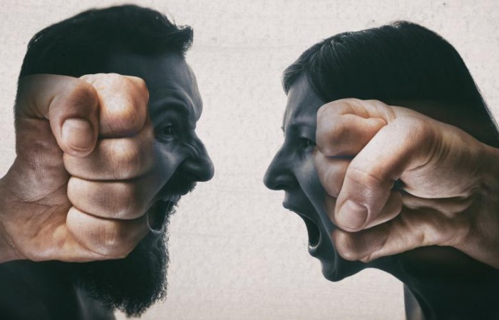 عکس زن و مرد و دو مشت روی آن ها در حال دعوا و مشاجره