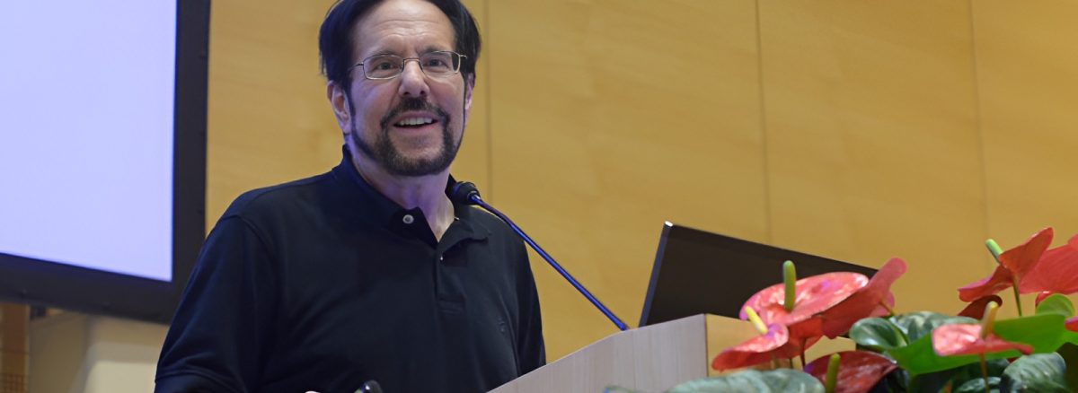 تصویر جفری یانگ، روان‌شناس برجسته و بنیان‌گذار طرحواره‌درمانی که نقش مهمی در تحول روان‌درمانی معاصر داشته است.