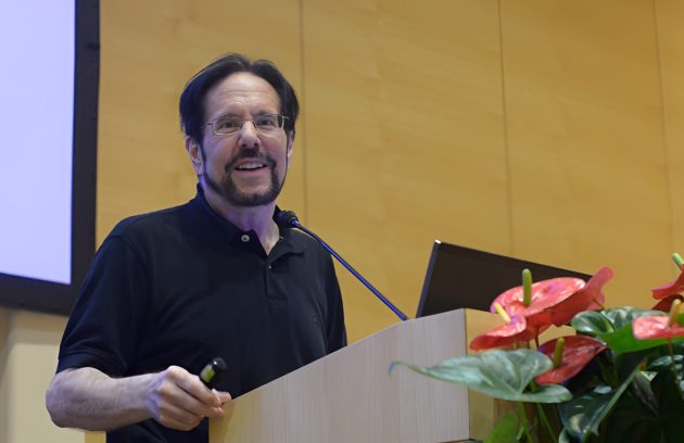 تصویر جفری یانگ، روان‌شناس برجسته و بنیان‌گذار طرحواره‌درمانی که نقش مهمی در تحول روان‌درمانی معاصر داشته است.