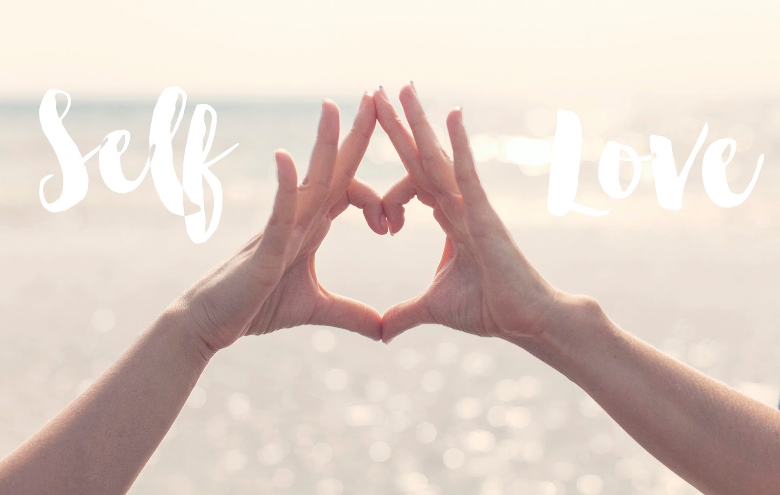 شفقت به خود و خود دوست داری نوشته و با دست عکس قلب نشان میدهد