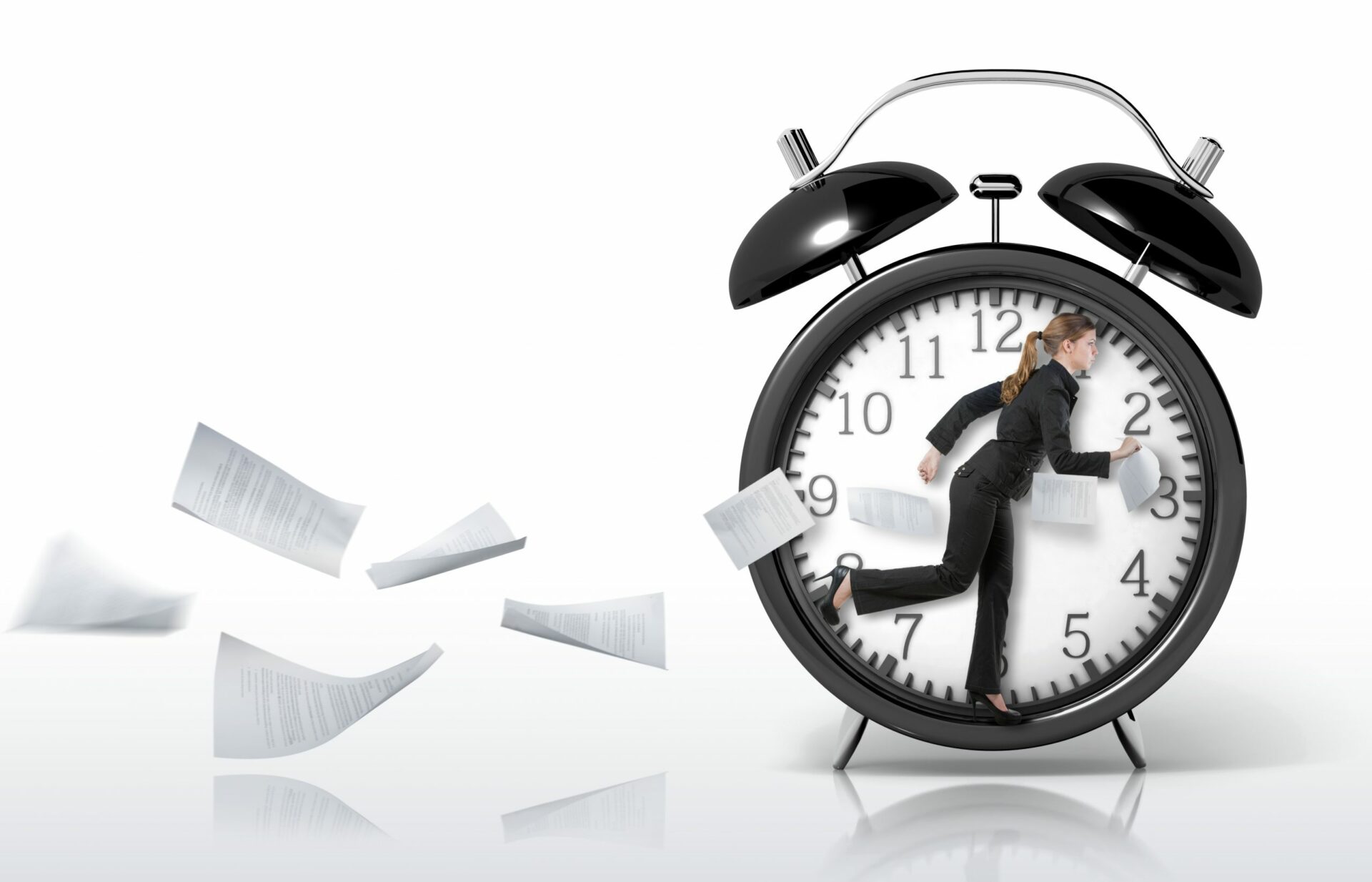 صفحه سقید و برگه هایی در هوا و ساعت کوکی و زنی در میان آن درگیر وسواس 