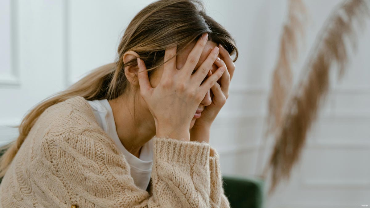 ۱۰ نشانه اضطراب مزمن پنهان که بیشتر افراد با خستگی روزانه اشتباه می‌گیرند