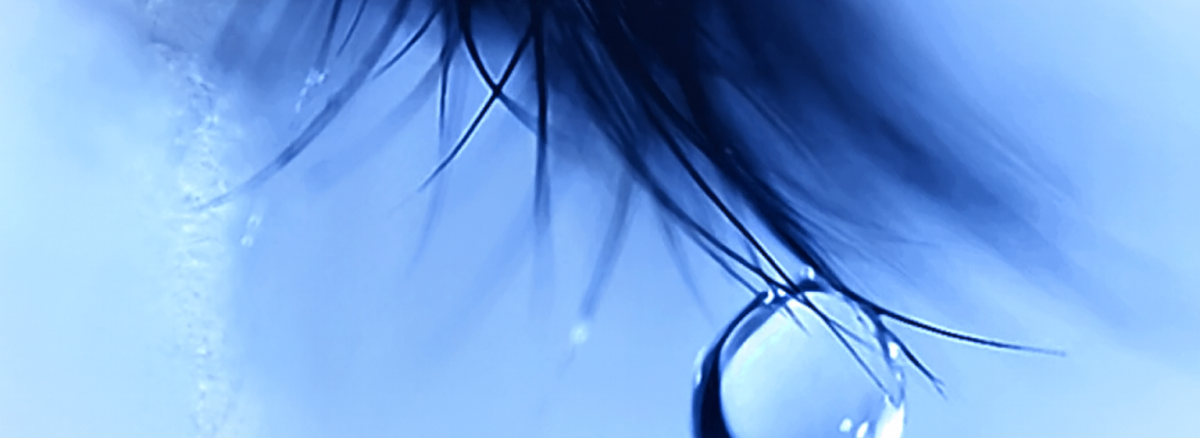 گفتگو با اندوه عکسی با حالت چکیدن قطره اشک از مژه و بیان حالت احساس غم و اندوه