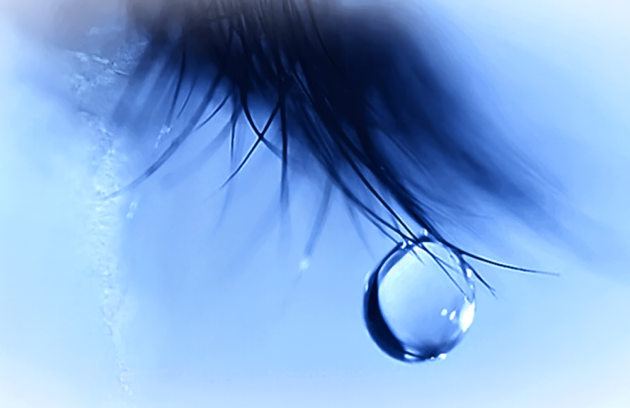 گفتگو با اندوه عکسی با حالت چکیدن قطره اشک از مژه و بیان حالت احساس غم و اندوه